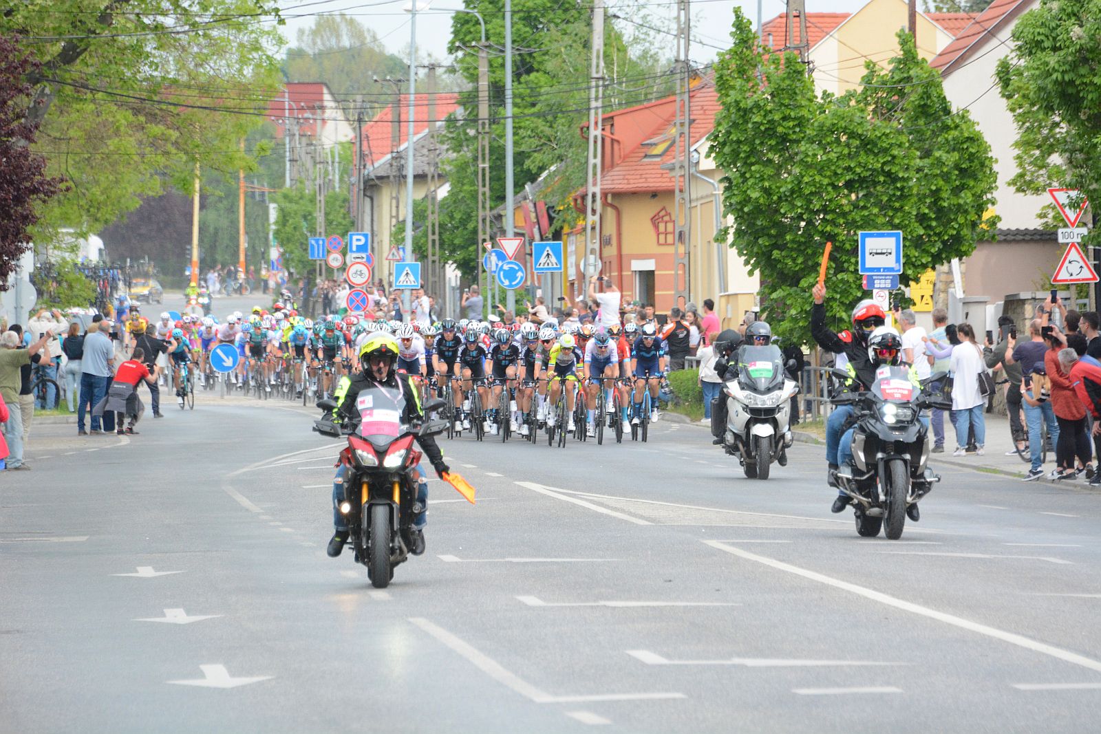 Nézze meg képeken, hogy haladt át a Giro mezőnye Székesfehérváron